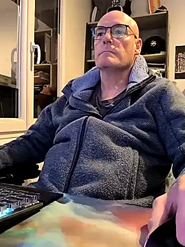 Snapshot of bogland33 chatting on 03.11.25 bogland33 online show from 03.11.25