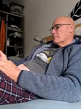 Snapshot of bogland33 chatting on 09.28.25 bogland33 online show from 09.28.25