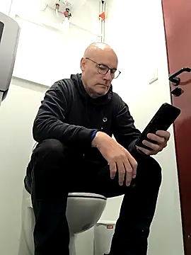 Snapshot of bogland33 chatting on 10.08.25 bogland33 online show from 10.08.25