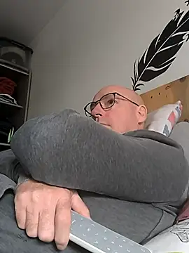 Snapshot of bogland33 chatting on 11.10.25 bogland33 online show from 11.10.25