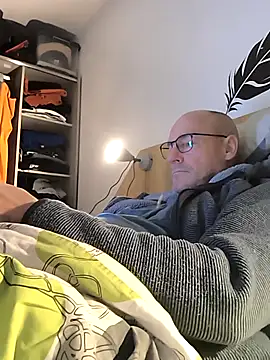 Snapshot of bogland33 chatting on 11.14.25 bogland33 online show from 11.14.25