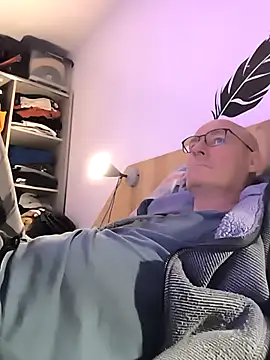 Snapshot of bogland33 chatting on 11.17.25 bogland33 online show from 11.17.25