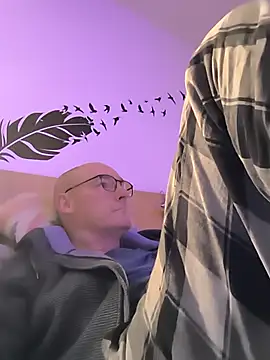 Snapshot of bogland33 chatting on 11.18.25 bogland33 online show from 11.18.25