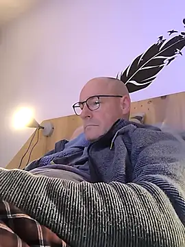 Snapshot of bogland33 chatting on 11.20.25 bogland33 online show from 11.20.25