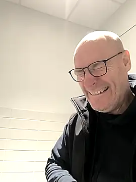 Snapshot of bogland33 chatting on 11.21.25 bogland33 online show from 11.21.25