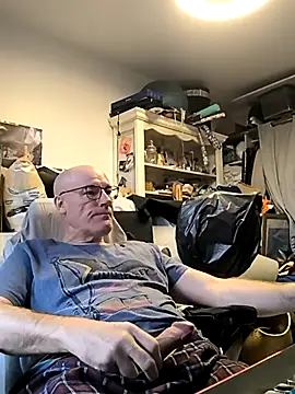 Snapshot of bogland33 chatting on 11.23.25 bogland33 online show from 11.23.25