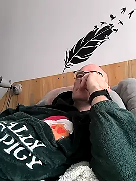 Snapshot of bogland33 chatting on 11.24.25 bogland33 online show from 11.24.25