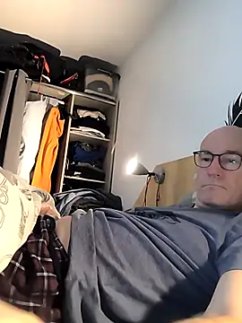 Snapshot of bogland33 chatting on 11.25.25 bogland33 online show from 11.25.25