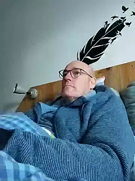 Snapshot of bogland33 chatting on 11.25.25 bogland33 online show from 11.25.25