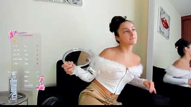 Snapshot of its__angelica_ chatting on 10.28.25 its angelica online show from 10.28.25