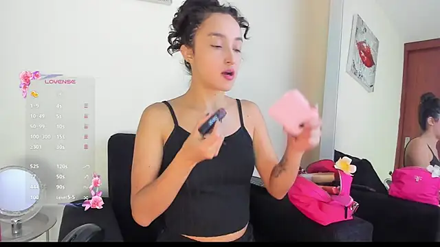 Snapshot of its__angelica_ chatting on 11.03.25 its angelica online show from 11.03.25