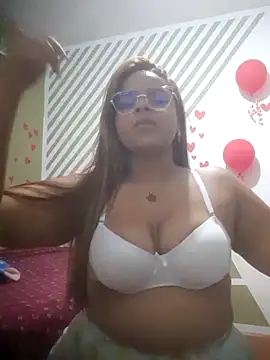 Snapshot of Evabigass chatting on 02.15.25 Evabigass online show from 02.15.25