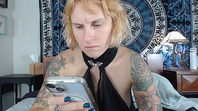 Cutikatxoxo online show from 10.18.25
