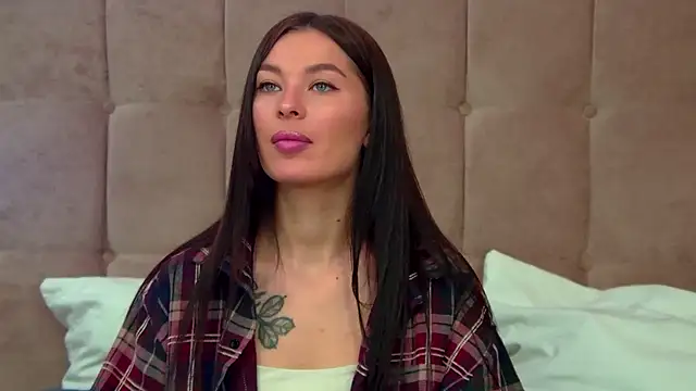 Snapshot of AlexandraBloom chatting on 10.23.25 AlexandraBloom online show from 10.23.25