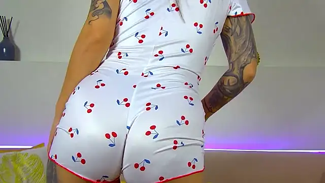 Snapshot of AlexandraBloom chatting on 11.03.25 AlexandraBloom online show from 11.03.25