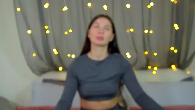 Snapshot of AlexandraBloom chatting on 11.12.25 AlexandraBloom online show from 11.12.25