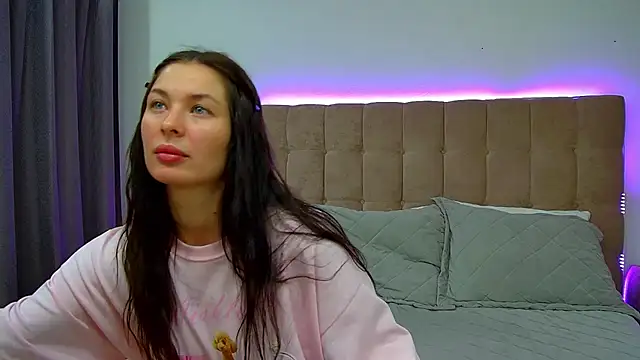 Snapshot of AlexandraBloom chatting on 11.13.25 AlexandraBloom online show from 11.13.25