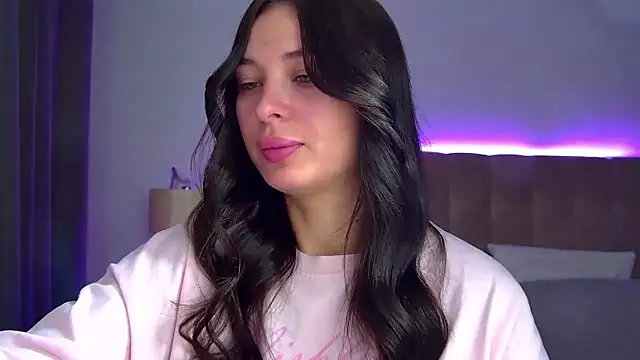 Snapshot of AlexandraBloom chatting on 11.17.25 AlexandraBloom online show from 11.17.25