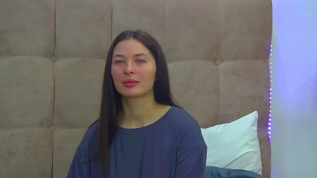 Snapshot of AlexandraBloom chatting on 11.28.25 AlexandraBloom online show from 11.28.25