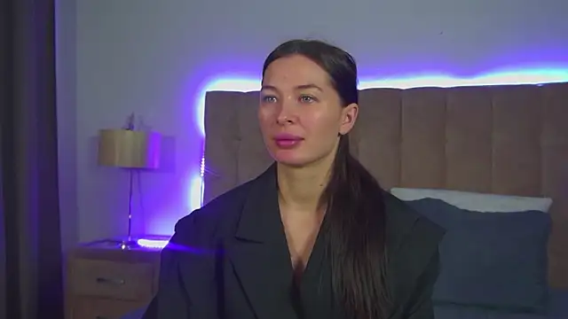 Snapshot of AlexandraBloom chatting on 11.30.25 AlexandraBloom online show from 11.30.25