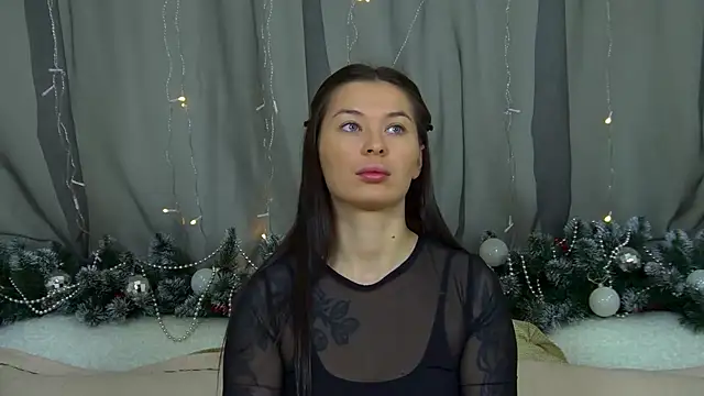 Snapshot of AlexandraBloom chatting on 12.04.25 AlexandraBloom online show from 12.04.25