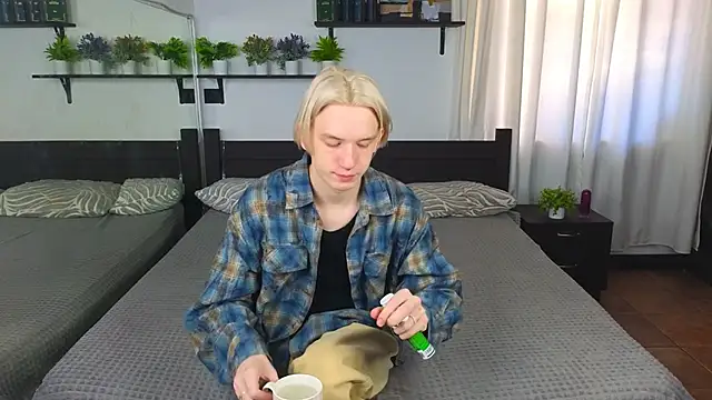 Snapshot of Ron_Vils chatting on 11.30.25 Ron Vils online show from 11.30.25