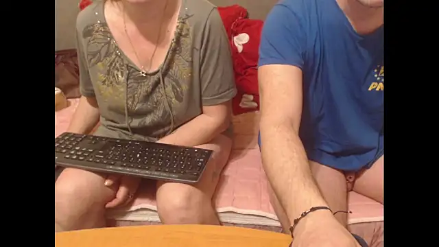Snapshot of sweetcouplesweets chatting on 03.19.25 sweetcouplesweets online show from 03.19.25
