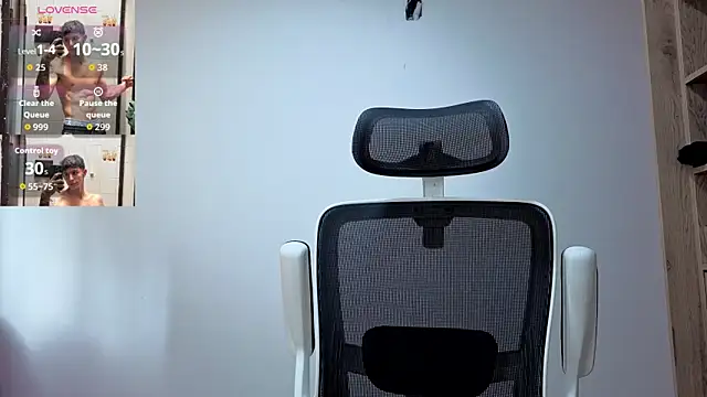 Snapshot of Cristopher23_ chatting on 11.19.25 Cristopher23 online show from 11.19.25