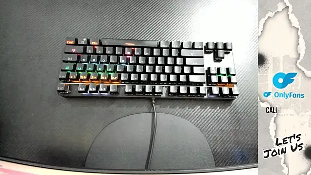 Snapshot of Calihotcaliente277 chatting on 10.06.25 Calihotcaliente277 online show from 10.06.25