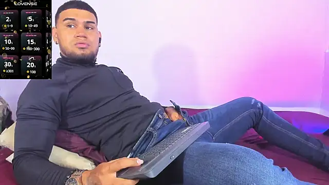 Snapshot of Aaron_Hunter_ chatting on 11.03.25 Aaron Hunter online show from 11.03.25