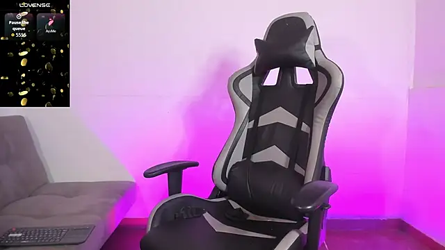 Snapshot of Aaron_Hunter_ chatting on 11.21.25 Aaron Hunter online show from 11.21.25