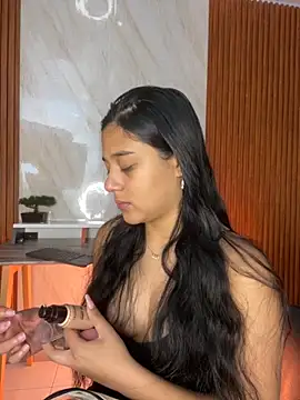 Snapshot of floriamANDjazmin chatting on 11.18.25 floriamANDjazmin online show from 11.18.25