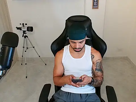Snapshot of Don_cruz chatting on 10.14.25 Don cruz online show from 10.14.25