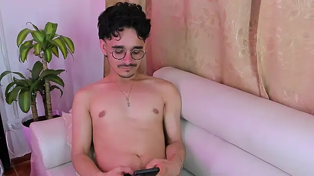 Snapshot of Hugo_Coopers chatting on 01.25.25 Hugo Coopers online show from 01.25.25