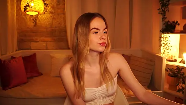 Snapshot of sn0w_barbie chatting on 01.15.25 sn0w barbie online show from 01.15.25