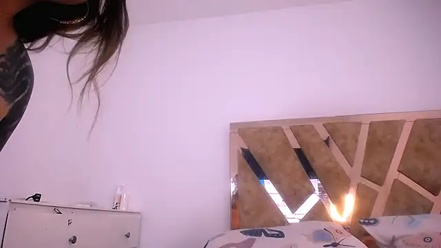 Snapshot of hannamour chatting on 12.16.25 hannamour online show from 12.16.25