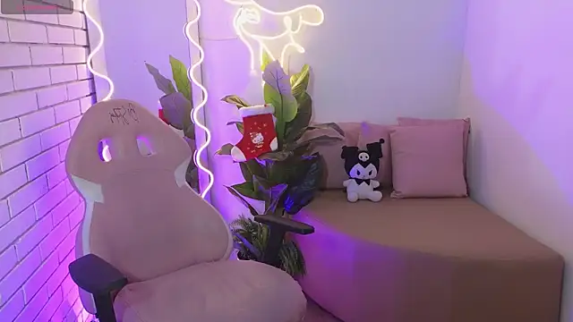 Snapshot of hina_tay chatting on 12.18.24 hina tay online show from 12.18.24