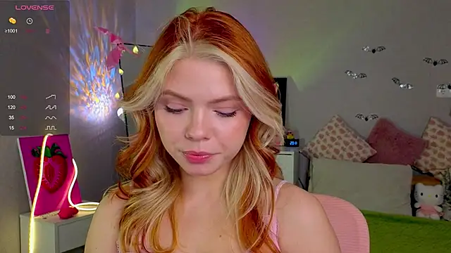 Snapshot of Red__Candy chatting on 10.27.25 Red Candy online show from 10.27.25