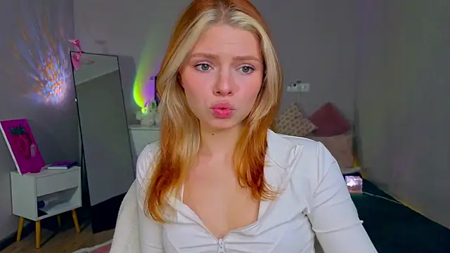 Snapshot of Red__Candy chatting on 11.16.25 Red Candy online show from 11.16.25