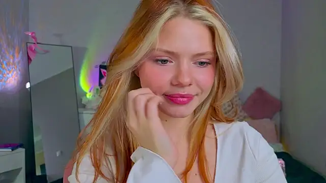 Snapshot of Red__Candy chatting on 11.17.25 Red Candy online show from 11.17.25