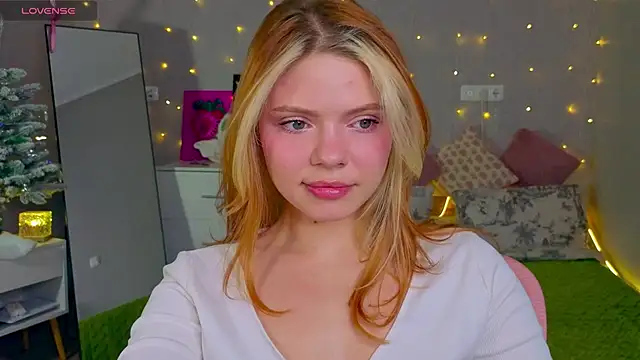 Snapshot of Red__Candy chatting on 12.15.25 Red Candy online show from 12.15.25