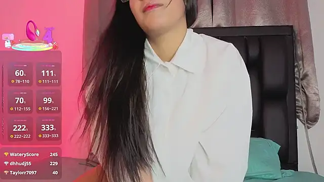 Snapshot of LuciaMoretti_ chatting on 02.15.26 LuciaMoretti online show from 02.15.26