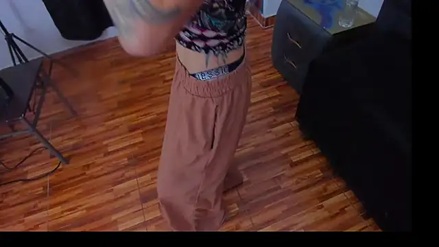 Snapshot of fulfill_fantasies1 chatting on 10.31.25 fulfill fantasies1 online show from 10.31.25