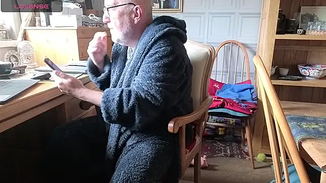 Adamdaddybear online show from 09.19.25