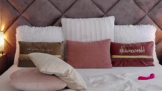 JaquelineM online show from 10.28.25