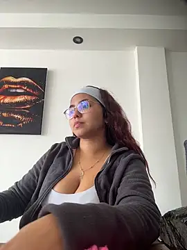 Snapshot of Miapeyton chatting on 11.18.25 Miapeyton online show from 11.18.25