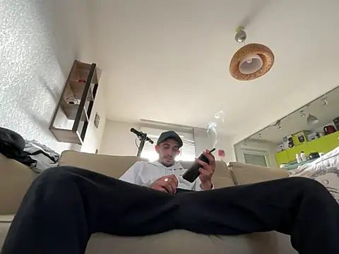 Snapshot of Rebeu313 chatting on 02.14.25 Rebeu313 online show from 02.14.25