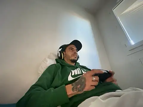 Snapshot of Rebeu313 chatting on 11.18.25 Rebeu313 online show from 11.18.25