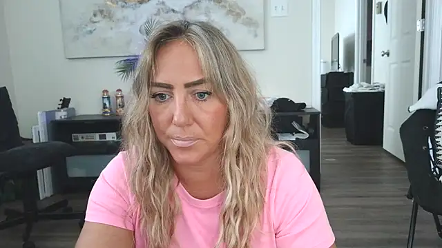 Snapshot of sunshinekisses chatting on 09.21.25 sunshinekisses online show from 09.21.25