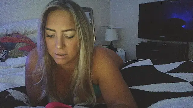 Snapshot of sunshinekisses chatting on 10.02.25 sunshinekisses online show from 10.02.25